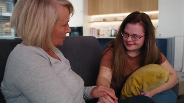 Žena Downovým Syndromem Sedí Pohovce Mluví Svou Matkou Snímek Red — Stock video