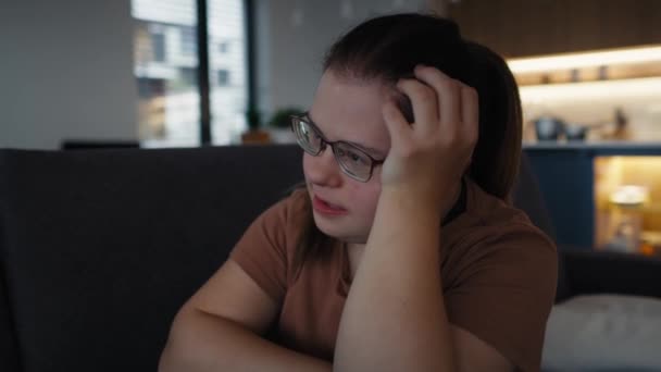 Zamyšlená Žena Syndromem Sedící Obývacím Pokoji Dívající Stranou Snímek Red — Stock video