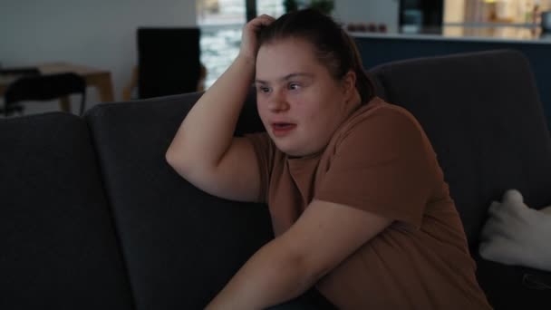 Zamyšlená Žena Syndromem Sedící Pohovce Dívající Stranou Snímek Red Heliovou — Stock video