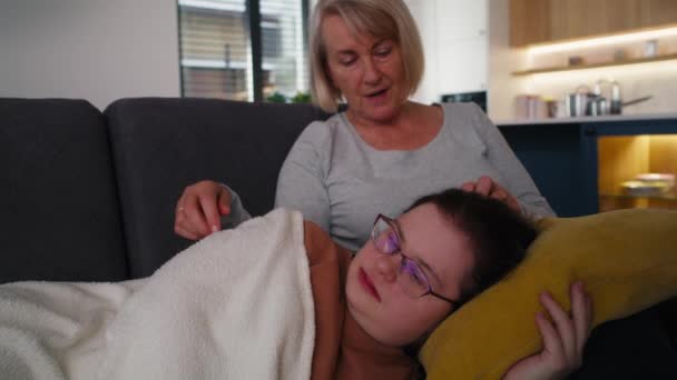 Žena Downovým Syndromem Ležela Pohovce Mluvila Svou Matkou Snímek Red — Stock video
