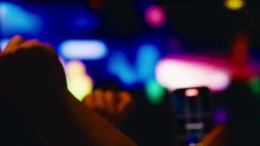 Müzik konserinde tanınmayan insanların elleri. 8K 'da kırmızı helyum kamerayla çekildi..  