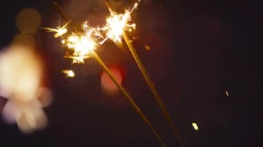 Arka planda iki maytap ve havai fişek gösterisi. 8K 'da kırmızı helyum kamerayla çekildi..  