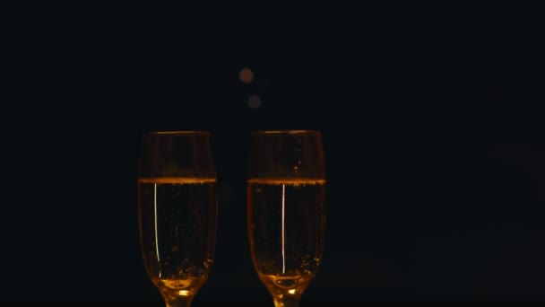 庆祝祝酒与香槟和烟花为背景 用8K的红色氦相机拍摄 — 图库视频影像