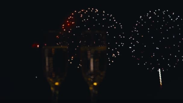 Два Келихи Шампанським Феєрверками Задньому Плані Знімок Гелієвою Камерою Red — стокове відео