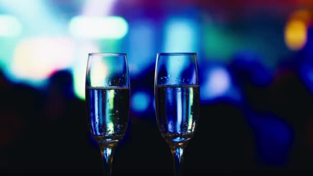 Два Келихи Шампанським Нічним Клубом Задньому Плані Знімок Гелієвою Камерою — стокове відео