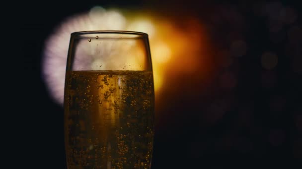 Gros Plan Une Coupe Avec Champagne Feux Artifice Arrière Plan — Video