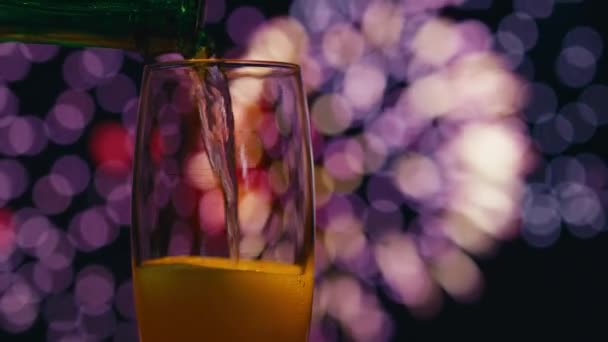 Persona Irriconoscibile Che Versa Champagne Nel Bicchiere Girato Con Telecamera — Video Stock