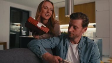 Sevgililer Günü 'nde kocasına hediye veren bir kadın. 8K 'da kırmızı helyum kamerayla çekildi..  