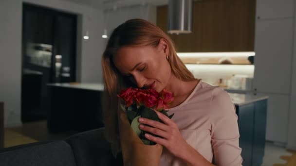 Caucasian Woman Holding Bunch Red Roses Shot Red Helium Camera — Stock Video