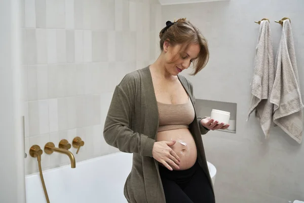 Caucasian Pregnant Woman Applying Moisturizer Her Abdomen — Stock Photo, Image
