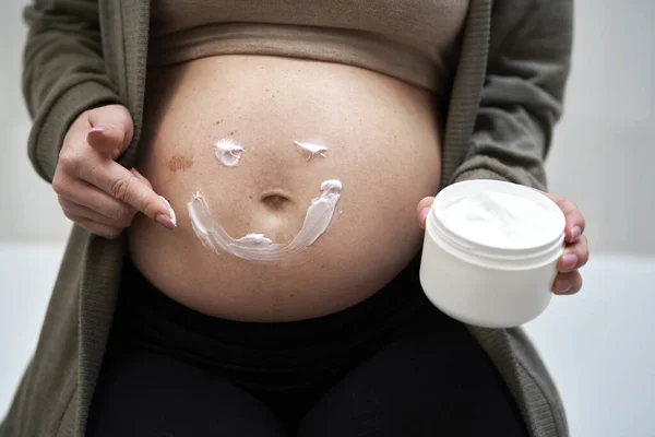 孕妇人体腹部的润湿霜 — 图库照片