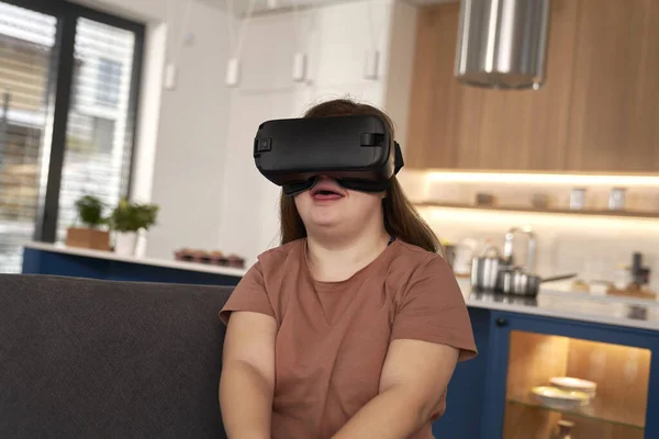 Syndrome Girl Using Virtual Reality Device Home — Stock Photo, Image