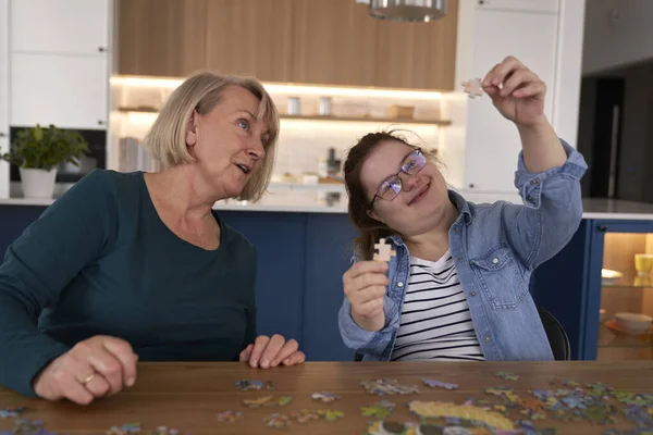 Joyful Syndrome Woman Her Mother Assembling Puzzles Home — Stock Photo, Image