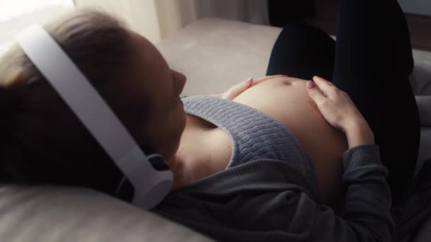 Caucásica Embarazada Acostada Sofá Escuchando Música — Vídeo de stock