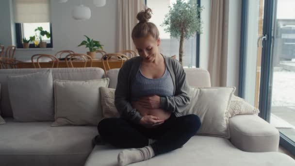 Caucásica Embarazada Sentada Sofá Tocando Abdomen — Vídeos de Stock