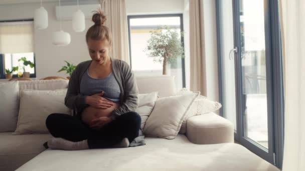 Blanke Zwangere Vrouw Zittend Bank Aanraken Van Haar Buik — Stockvideo