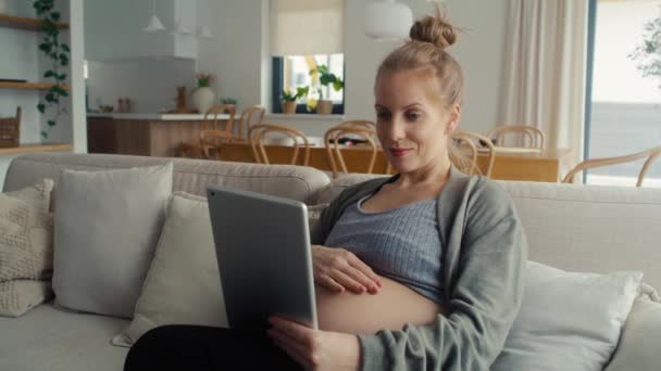 Καυκάσια Έγκυος Γυναίκα Που Κάθεται Στον Καναπέ Και Χρησιμοποιεί Ψηφιακό — Αρχείο Βίντεο