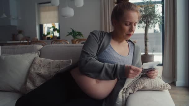 Сломанная Беременная Женщина Лежит Диване Просматривает Ультразвуковое Изображение — стоковое видео