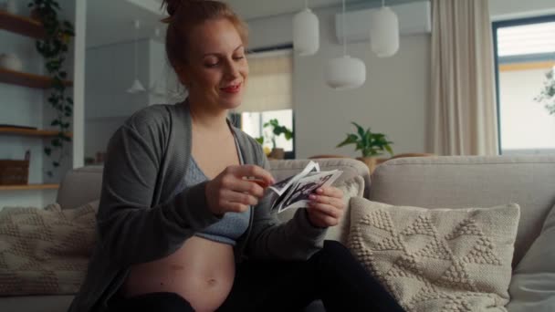 Έγκυος Γυναίκα Κάθεται Στον Καναπέ Και Περιήγηση Εικόνες Υπερήχων — Αρχείο Βίντεο