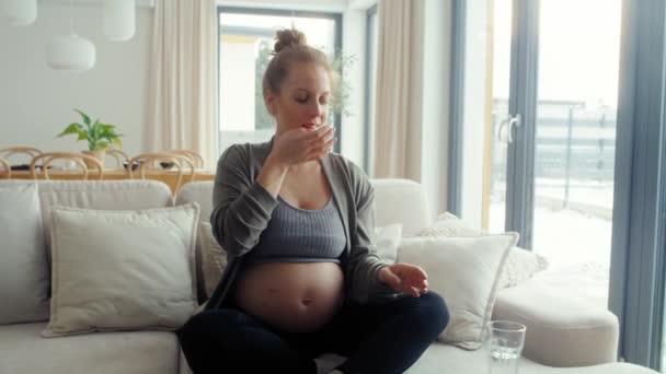 Kavkazská Těhotná Žena Sedící Pohovce Užívající Doplňky Stravy — Stock video