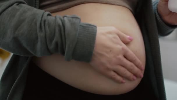 Zbliżenie Kobiety Ciąży Stosującej Krem Nawilżający Brzuch — Wideo stockowe