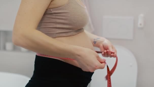 Αναγνωρίσιμη Έγκυος Γυναίκα Λαμβάνοντας Μέτρα Της Κοιλιάς Της — Αρχείο Βίντεο