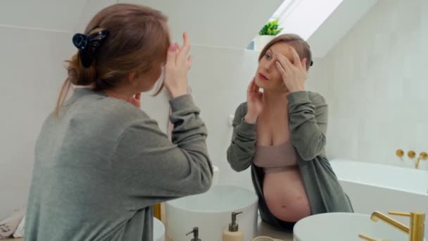 Λευκή Έγκυος Γυναίκα Κοιτάζεται Στον Καθρέφτη — Αρχείο Βίντεο