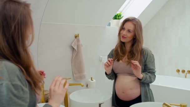 Blanke Zwangere Vrouw Kijkt Naar Zichzelf Spiegel — Stockvideo