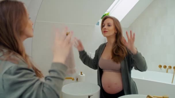 Blanke Zwangere Vrouw Kijkt Naar Zichzelf Spiegel — Stockvideo