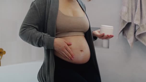 Nierozpoznawalna Kobieta Ciąży Nakładająca Krem Nawilżający Brzuch — Wideo stockowe