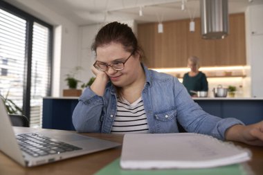 Down sendromu evde bilgisayar eğitimi görüyor.