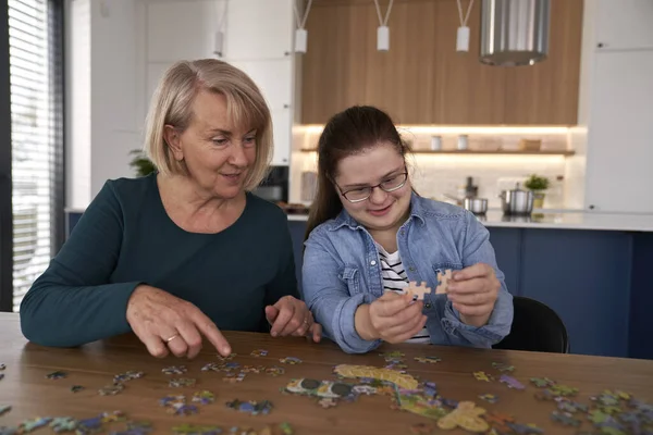 Focus Syndrome Woman Her Mother Assembling Puzzles Home — Stock Photo, Image
