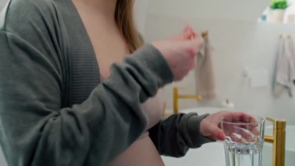 Καυκάσια Έγκυος Γυναίκα Που Λαμβάνει Συμπληρώματα Διατροφής — Αρχείο Βίντεο