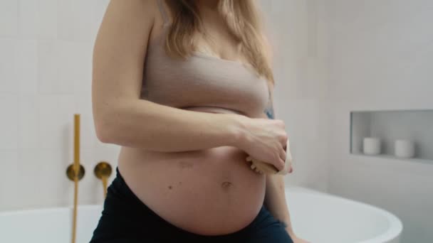 Έγκυος Γυναίκα Κάνει Ξηρό Βούρτσισμα Του Σώματος — Αρχείο Βίντεο