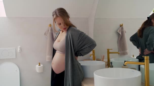 Beyaz Kadın Banyoda Dikilirken Sırt Ağrısı Çekiyor — Stok video