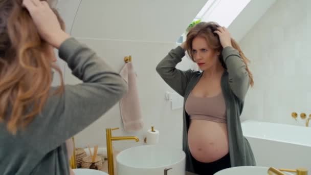 Καυκάσια Έγκυος Γυναίκα Ελέγχει Την Κατάσταση Των Μαλλιών Στον Καθρέφτη — Αρχείο Βίντεο