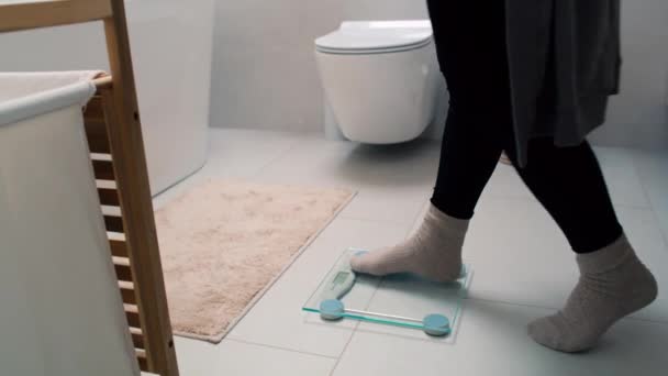 Mulher Grávida Escala Banheiro — Vídeo de Stock