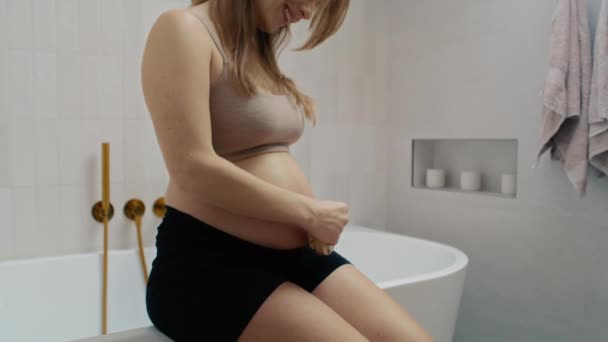 Zwangere Vrouw Doet Droog Lichaam Borstelen — Stockvideo
