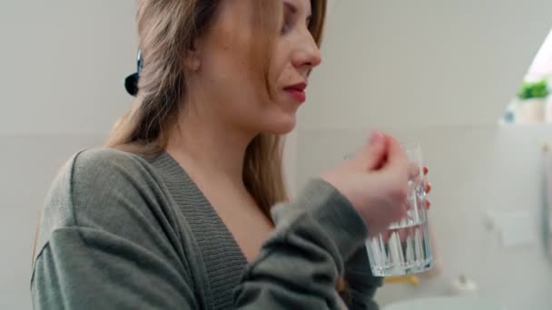 栄養補助食品を服用している白人妊婦 — ストック動画