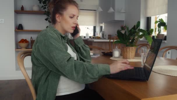 Pregnant Woman Using Laptop Home — Stock Video