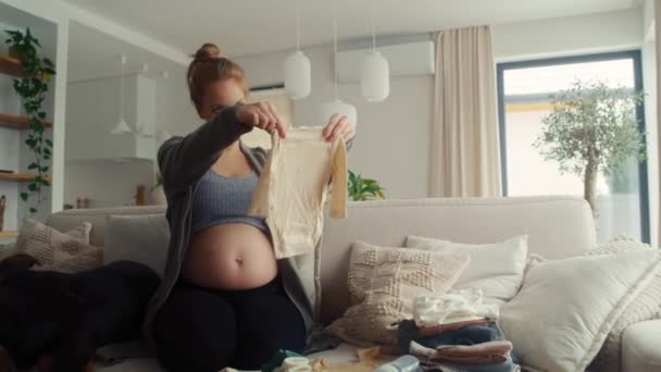 Mujer Embarazada Plegable Ropa Bebé — Vídeo de stock