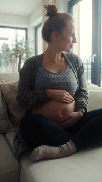 Verticale Video Van Blanke Zwangere Vrouw Zitten Bank Aanraken Van — Stockvideo