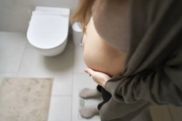 Těhotná Žena Stojící Stupnici Koupelny — Stock fotografie