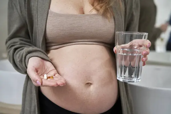 Caucasian Pregnant Woman Holding Nutritional Supplements Glass Water — Stock Photo, Image