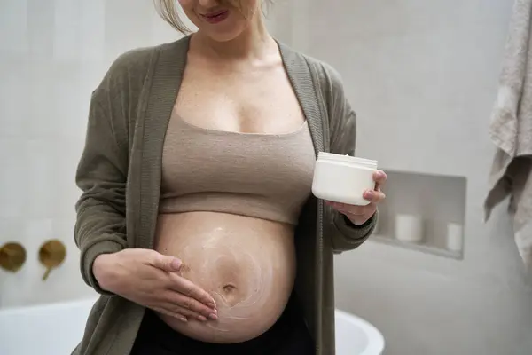Unrecognizable Pregnant Woman Applying Moisturizer Her Abdomen — Stock Photo, Image