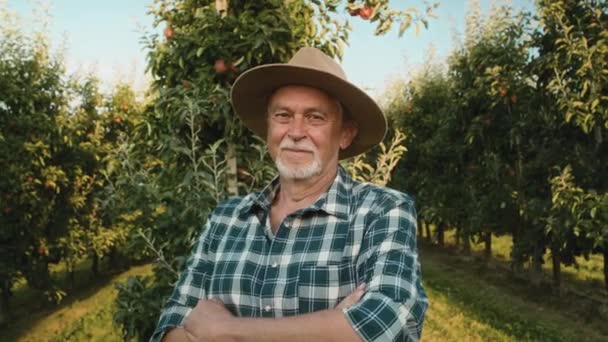 Portret Van Senior Boer Appelboomgaard — Stockvideo