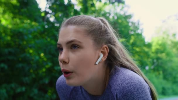 公園でジョギング中に若い女性 — ストック動画