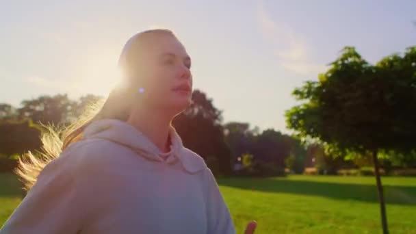 Молода Жінка Бігає Парку Під Час Заходу Сонця — стокове відео