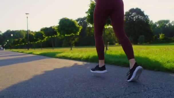 Κοντινό Πλάνο Αγνώριστης Γυναίκας Που Τρέχει Στο Πάρκο — Αρχείο Βίντεο