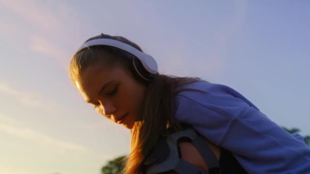 Jonge Vrouw Rolschaatsen Het Park Bij Zonsondergang — Stockvideo